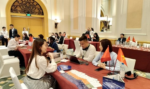 Các doanh nghiệp Việt Nam và Trung Quốc trao đổi thông tin tại hội nghị xúc tiến thương mại. Ảnh: Nguyệt Minh