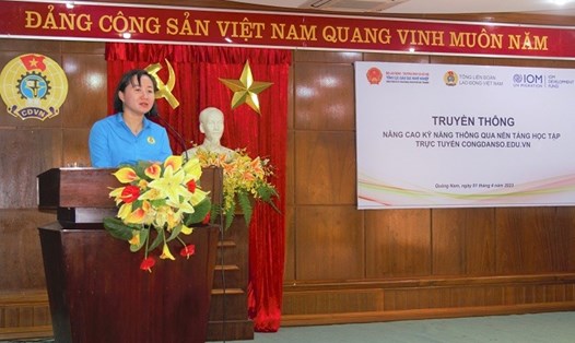 Bà Trần Thu Phương, Phó Trưởng ban Nữ công Tổng LĐLĐ Việt Nam phát biểu tại tập huấn. Ảnh: Phương Nguyên
