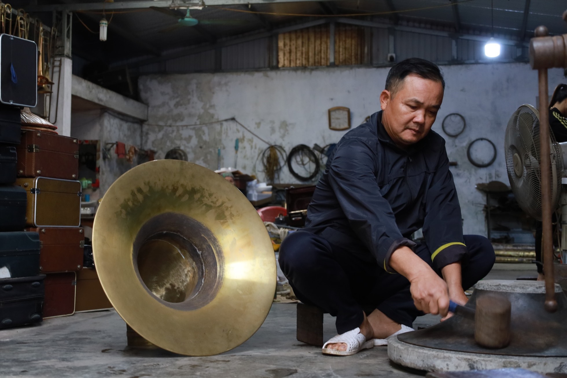 Người thợ phải dùng búa gò nhiều ngày đêm mới hình thành chiếc loa kèn, rất công phu. Ảnh: Nguyễn Thúy