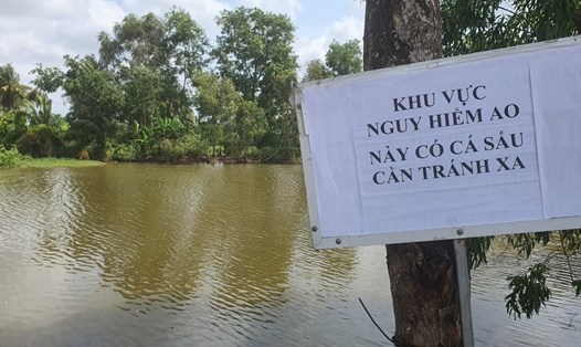 Cảnh báo ao có cá sấu tại ấp Cái Tràm A1, xã Long Thạnh, huyện Vĩnh Lợi, tỉnh Bạc Liêu. Ảnh: Nhật Hồ