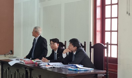 Văn phòng luật sư Tùng Anh (Hà Nội) tại phiên tòa phúc thẩm xét xử nguyên Chủ tịch UBND xã Khai Sơn. Ảnh: Quang Đại