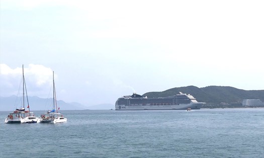 Tàu du lịch cao cấp chở hơn 2.000 du khách Châu Âu cập cảng Nha Trang. Ảnh: Nguyễn Phát