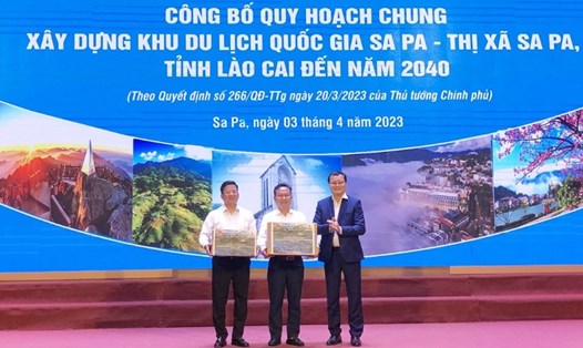 Đại diện Bộ Xây dựng trao hồ sơ Quy hoạch Khu du lịch Quốc gia Sa Pa cho lãnh đạo UBND thị xã Sa Pa, tỉnh Lào Cai. Ảnh: Long Nguyễn