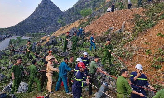 Lực lượng chức năng triển khai các biện pháp tìm kiếm nạn nhân rơi xuống hố sụt trên đèo Mã Pì Lèng. Ảnh: CA Hà Giang