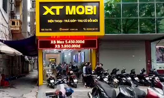 Một trong những cửa hàng trên phố Thái Hà thuộc hệ thống "Điện Thoại Mới" và "XT Mobile" đón nhận lượng khách hàng khủng tìm đến mỗi ngày. Ảnh: NPV