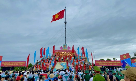Lễ Thượng cờ Thống nhất non sông ở đôi bờ Hiền Lương - Bến Hải. Ảnh: Hưng Thơ.