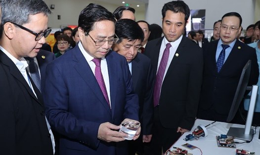 Thủ tướng tham quan gian trưng bày sản phẩm vi mạch do sinh viên Viện Công nghệ thông tin Đại học Quốc gia Hà Nội nghiên cứu, chế tạo. Ảnh: VGP/Nhật Bắc
