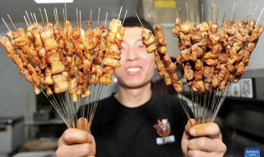 Ở Zibo, Trung Quốc, với khoảng 10 USD, du khách có thể mua được khoảng 35 xiên thịt. Ảnh: Xinhua