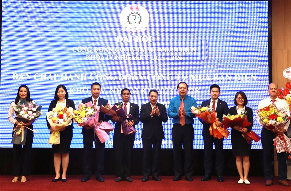 Ban Chấp hành Công đoàn Công ty Mua bán điện khóa IX, nhiệm kỳ 2023-2028 ra mắt Đại hội. Ảnh: Công đoàn ĐLVN