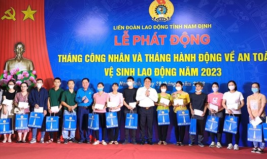 Lãnh đạo tỉnh Nam Định và Liên đoàn Lao động tỉnh trao quà cho công nhân lao động có hoàn cảnh khó khăn nhân dịp Tháng Công nhân. Ảnh: Trung Du