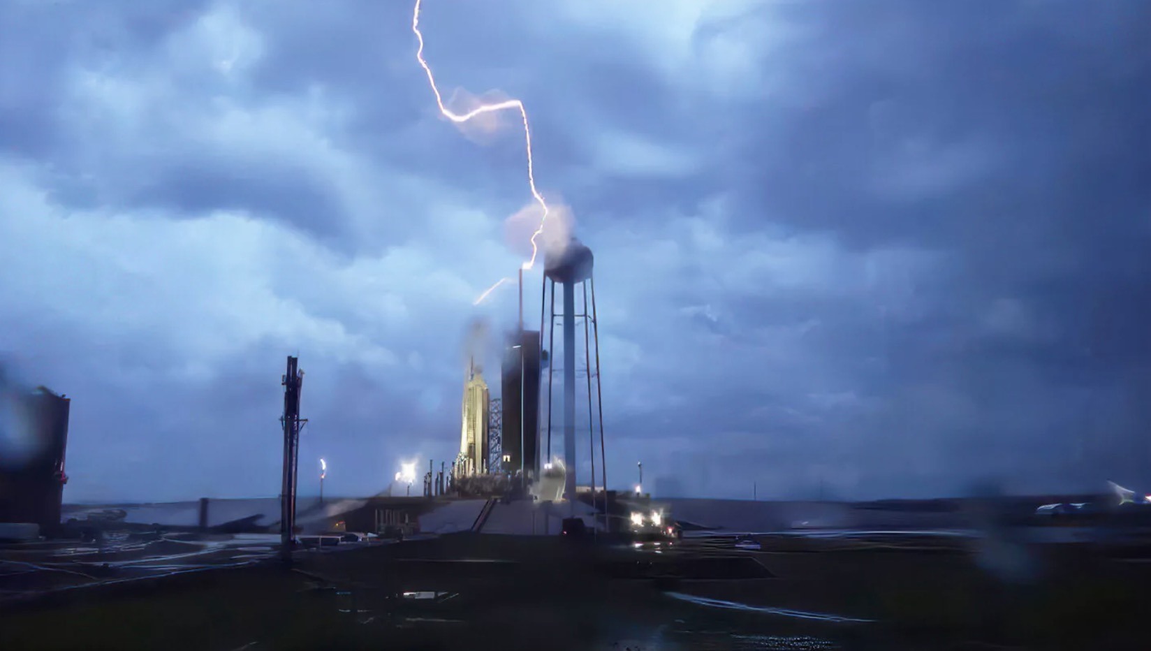 Bệ phóng Falcon Heavy bị sét đánh. Hình ảnh: SpaceX