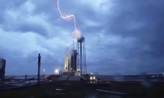 Bệ phóng Falcon Heavy bị sét đánh. Hình ảnh: SpaceX
