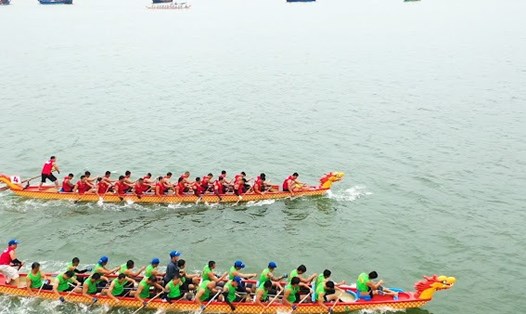 Sáng 30.4, dù trời mưa nhưng Lễ hội đua thuyền trên sông Nhật Lệ vẫn diễn ra sôi nổi. Ảnh: Hồng Thiệu