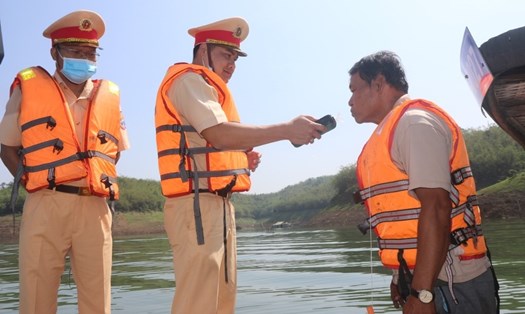 Lực lượng Cảnh sát giao thông kiểm tra nồng độ cồn đối với người lái thuyền ở "Vịnh Hạ Long" trên cao nguyên. Ảnh: Minh Quỳnh