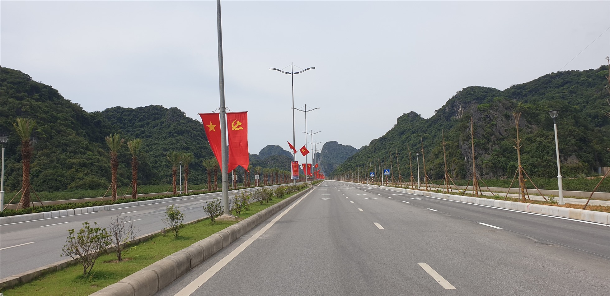 Đường ven biển Hạ Long - Cẩm Phả đủ 6 làn. Ảnh: Nguyễn Hùng