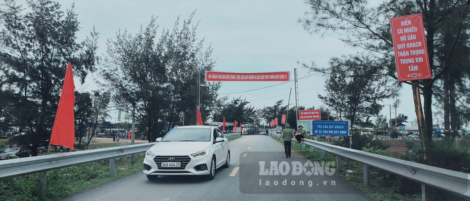 Dù Ban Quản lý Khu du lịch biển Cồn Vành (tỉnh Thái Bình) đã tuyên truyền, nhắc nhở nhưng một số du khách vẫn còn tâm lý chủ quan khi tắm biển. Ảnh: Trung Du