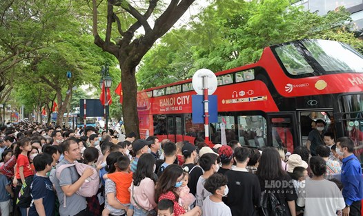 Trong những ngày đầu kỳ nghỉ lễ, xe buýt 2 tầng miễn phí đã thu hút hàng nghìn người dân, du khách đến trải nghiệm. Ảnh: Tô Thế