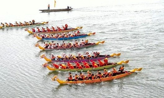 Giải đua thuyền truyền thống tổ chức trên dòng sông Bến Hải. Ảnh: H.Thơ.