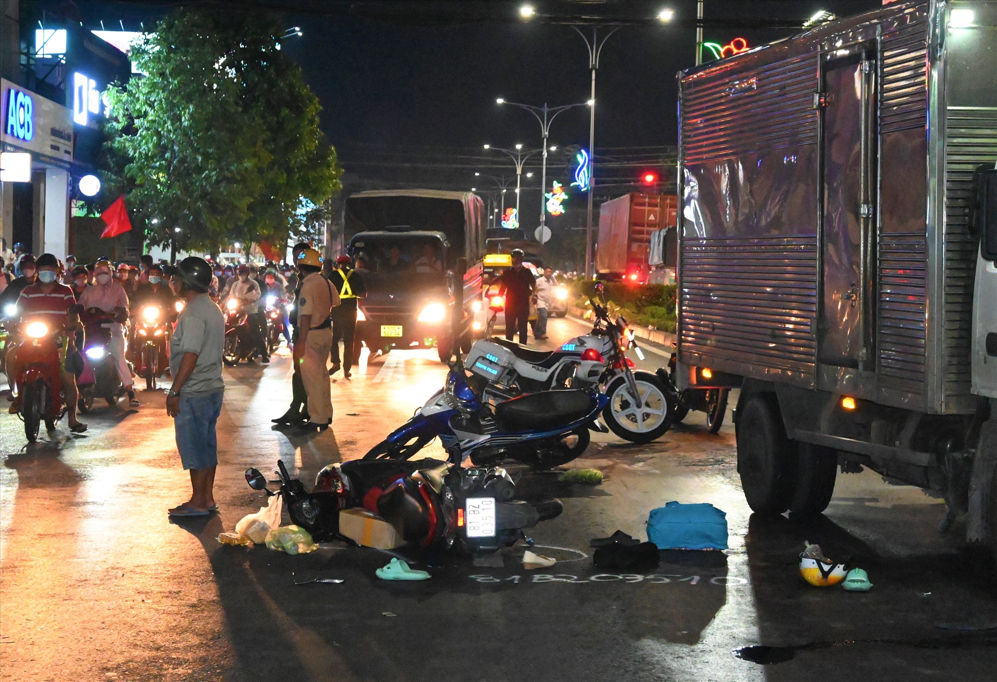 Hiện trường vụ tai nạn giao thông trên Quốc lộ 60, hậu quả sau vụ tai nạn đã làm một người chết. Ảnh: Thành Nhân
