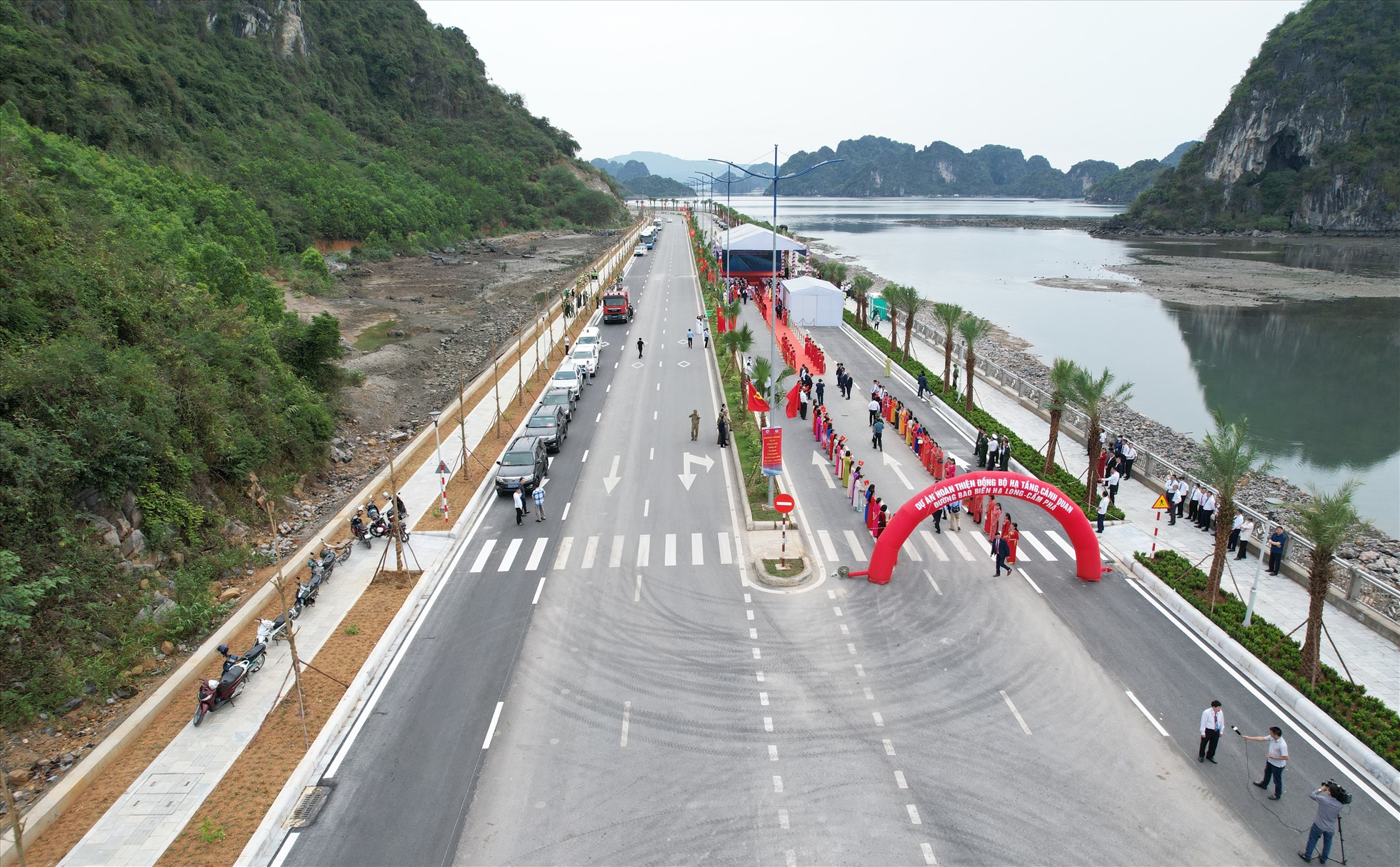 Lễ khánh thành dự án nâng đường ven biển Hạ Long - Cẩm Phả từ 4 làn lên 6 làn đường được tổ chức sáng 30.4 bên bờ vịnh Bái Tử Long. Ảnh: Nguyễn Hùng