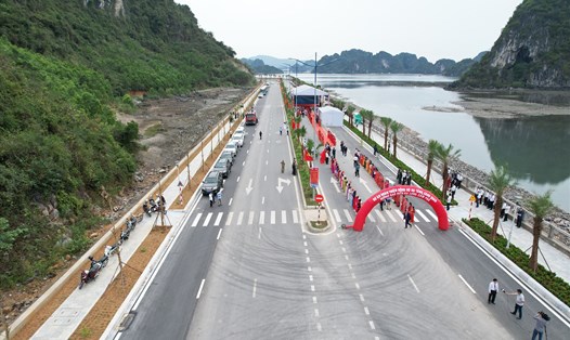 Lễ khánh thành dự án nâng đường ven biển Hạ Long - Cẩm Phả từ 4 làn lên 6 làn đường được tổ chức sáng 30.4 bên bờ vịnh Bái Tử Long. Ảnh: Nguyễn Hùng