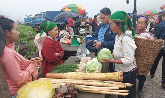 Người dân mua - bán ở phiên chợ biên giới tại cửa khẩu Nậm Cắn. Ảnh: Trần Tuấn.