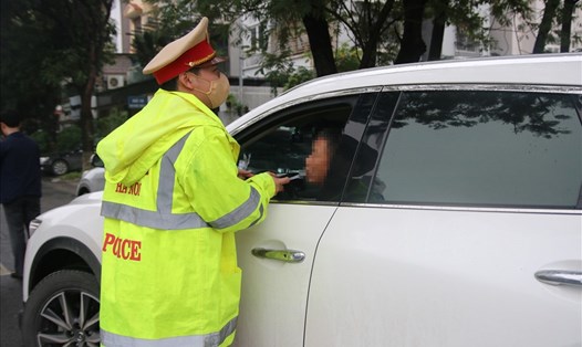 Cảnh sát giao thông Hà Nội kiểm tra nồng độ cồn. Ảnh: Trần Vương