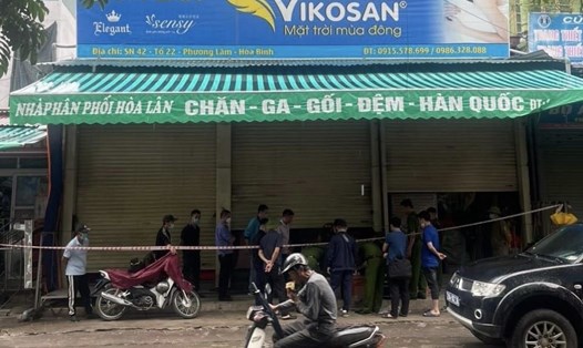 Cửa hàng chăn ga gối đệm Hòa Lân tại phường Phương Lâm, TP Hòa Bình - nơi phát hiện hai vợ chồng tiểu thương chết trong tư thế treo cổ. Ảnh: CTV
