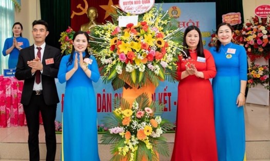 LĐLĐ huyện Nho Quan (Ninh Bình) chúc mừng công đoàn cơ sở trực thuộc tổ chức thành công đại hội nhiệm kì 2023-2028. Ảnh: LĐLĐ huyện Nho Quan