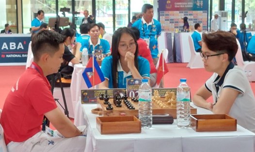 Hồng Ân (áo trắng) cùng đồng đội Phương Thảo vượt qua Campuchia ở môn cờ ốc - nội dung cờ tiêu chuẩn đồng đội nữ tại SEA Games 32. Ảnh: Nguyễn Minh Thắng
