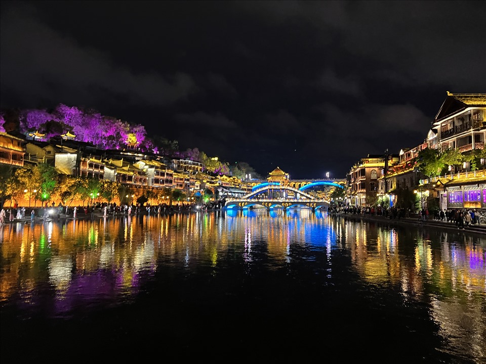 Phượng Hoàng cổ trấn lung linh về đêm. Ảnh: Linh Nguyên