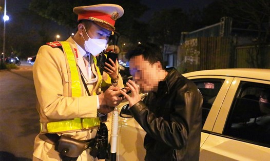 Lực lượng CSGT Hà Nội kiểm tra nồng độ cồn của tài xế. Ảnh: Phạm Đông