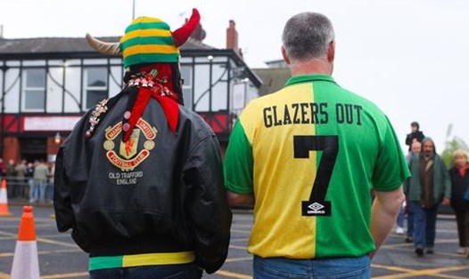 Các cổ động viên Man United phản đối nhà Glazer bên ngoài Old Trafford.  Ảnh: Sky Sports
