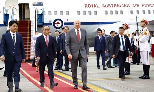 Chủ nhiệm Văn phòng Chủ tịch nước Lê Khánh Hải đón Toàn quyền Australia David Hurley tại sân bay quốc tế Nội Bài, chiều 3.4.2023. Ảnh: TTXVN
