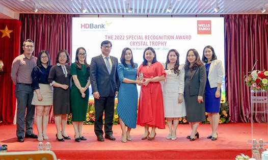 Ngân hàng Wells Fargo đã trao giải thưởng đặc biệt chất lượng thanh toán quốc tế xuất sắc năm 2022 (The 2022 Special Recognition Award - Crystal Trophy) cho HDBank. Nguồn: HDBank