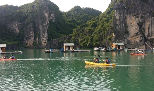 UBND tỉnh Quảng Ninh sẽ thẩm định, phê duyệt công bố các vùng hoạt động vui chơi, giải trí dưới nước trên Vịnh Hạ Long. Ảnh: Nguyễn Hùng