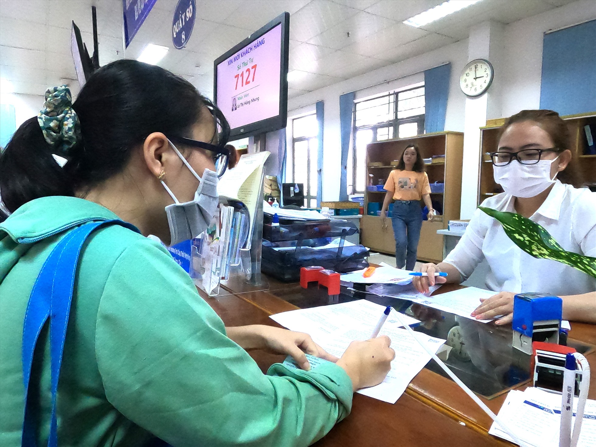 Cơ quan chức năng giải quyết chế độ BHXH, BHTN cho người lao động. Ảnh: Đình Trọng