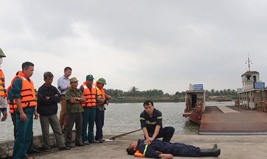 Đội cảnh sát PCCC&CNCH Công an huyện Thanh Hà hướng dẫn kỹ năng sơ cứu người bị đuối nước cho thành viên của Đội tự nguyện. Ảnh: Cổng TTĐT tỉnh Hải Dương