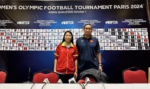 Huấn luyện viên Mai Đức Chung và tiền đạo Huỳnh Như tại buổi họp báo. Ảnh: VFF