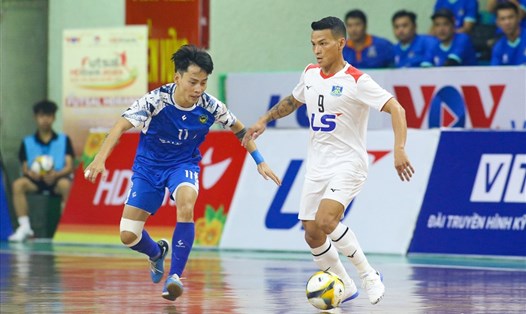 Thái Sơn Nam (áo trắng) và Sahako (áo xanh) đang cạnh tranh chức vô địch. Ảnh: VFF