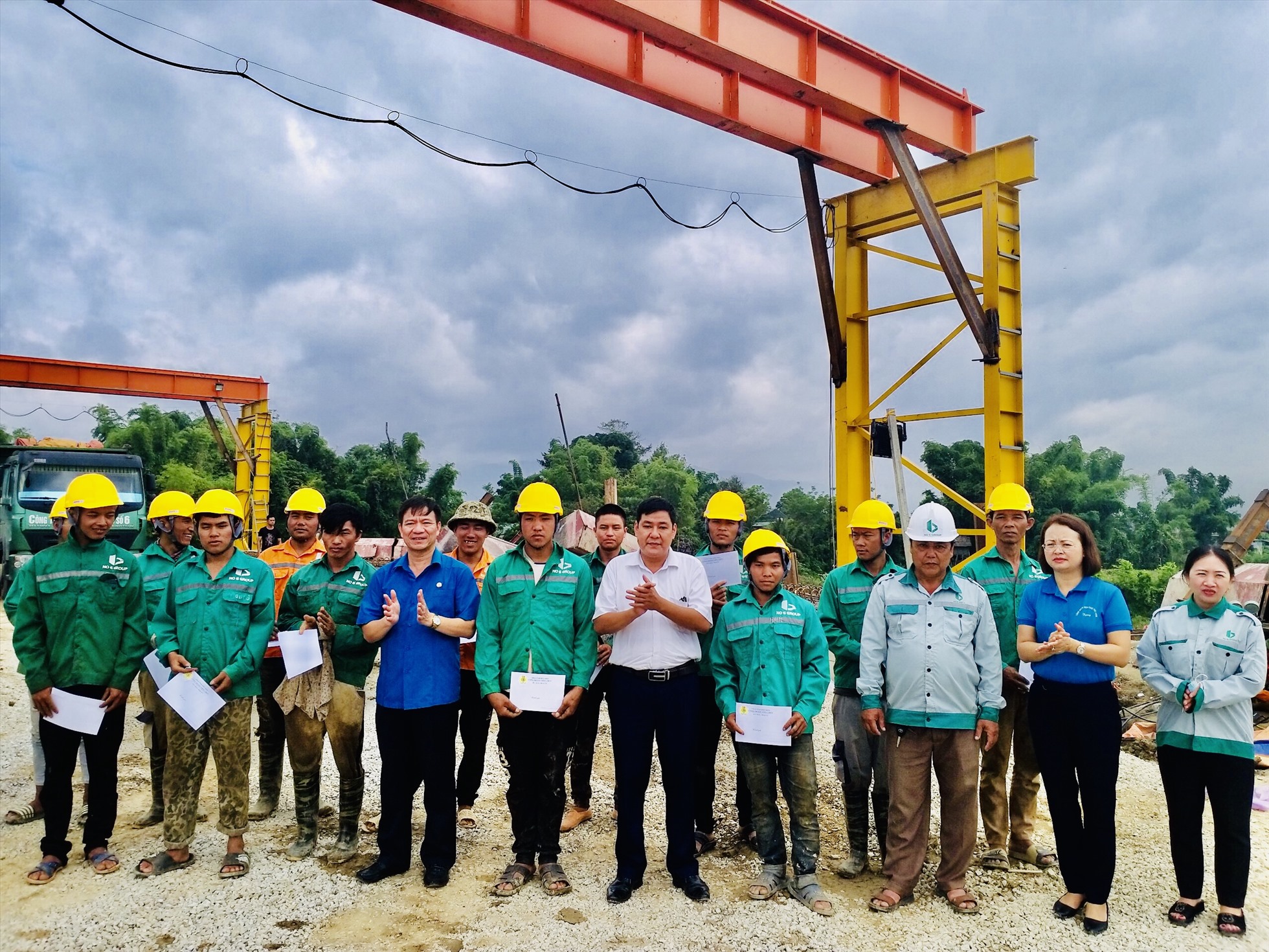 Đại diện LĐLĐ tỉnh Điện Biên thăm hỏi, tặng quà CNLĐ trên công trường. 
Ảnh: Trần Nga