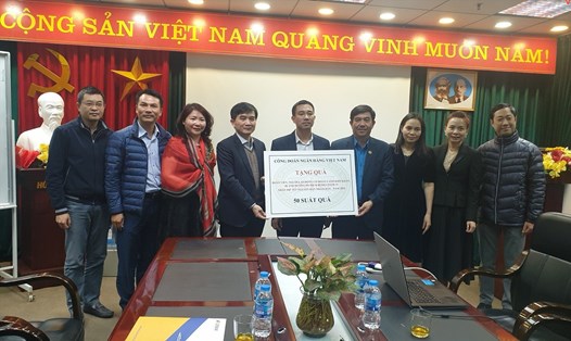 Ông Trần Hồng Tuấn - Phó Chủ tịch Công đoàn Ngân hàng Việt Nam - trao quà cho đoàn viên, NLĐ có hoàn cảnh khó khăn bị ảnh hưởng bởi dịch bệnh COVID-19. Ảnh: CĐNHVN