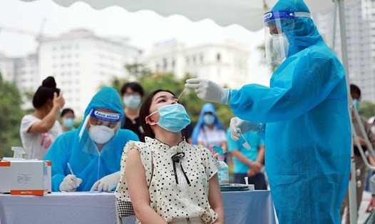 Cán bộ, nhân viên y tế tham gia chống dịch COVID-19.Ảnh: Hải Nguyễn