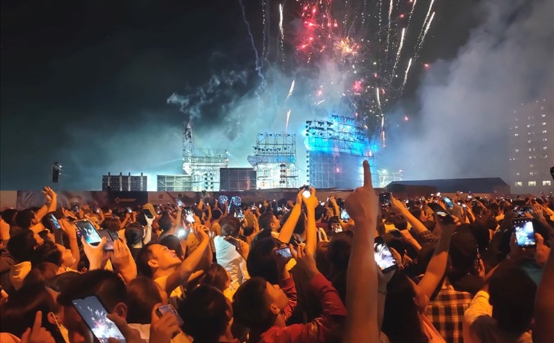 Pháo hoa tại một lễ khai trương mùa du lịch biển. Ảnh: Quách Du
