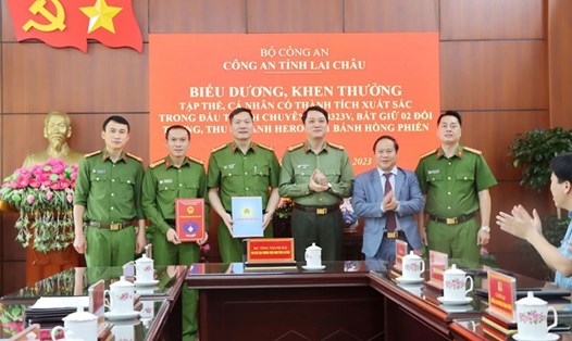 Đại diện lãnh đạo tỉnh Lai Châu biểu dương, khen thưởng lực lượng phá chuyên án. Ảnh: CACC