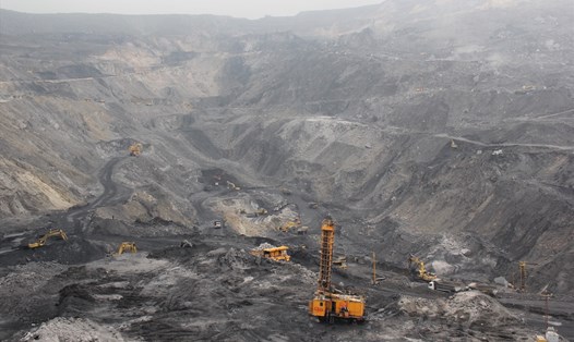 Khai thác than ở mỏ lộ thiên tại Công ty CP than Hà Tu, TP Hạ Long, Quảng Ninh. Ảnh: Nguyễn Hùng