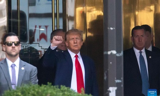 Cựu Tổng thống Donald Trump (giữa) rời Tháp Trump đến toà hôm 4.4. Ảnh: Xinhua