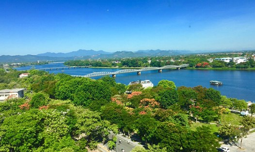 Sông Hương nhìn từ trên cao. Ảnh: Quảng An