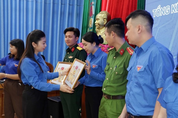 Bí thư Tỉnh Đoàn Sơn La Cầm Thị Huyền Trang trao bằng khen cho các cá nhân có thành tích xuất sắc trong Tháng thanh niên 2023. Ảnh: TTXVN