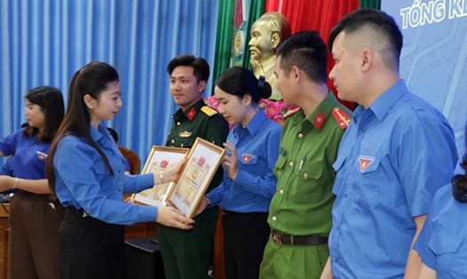 Bí thư Tỉnh Đoàn Sơn La Cầm Thị Huyền Trang trao bằng khen cho các cá nhân có thành tích xuất sắc trong Tháng thanh niên 2023. Ảnh: TTXVN